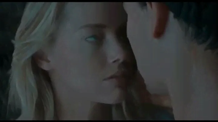 Johny Depp and Amber Heard first kiss - The Rum Diary Shower Scene