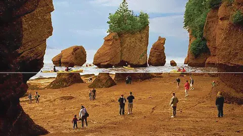 Самые большие приливы и отливы океана . Парк Hopewell Rocks.  Нью Браунсвик. Канада